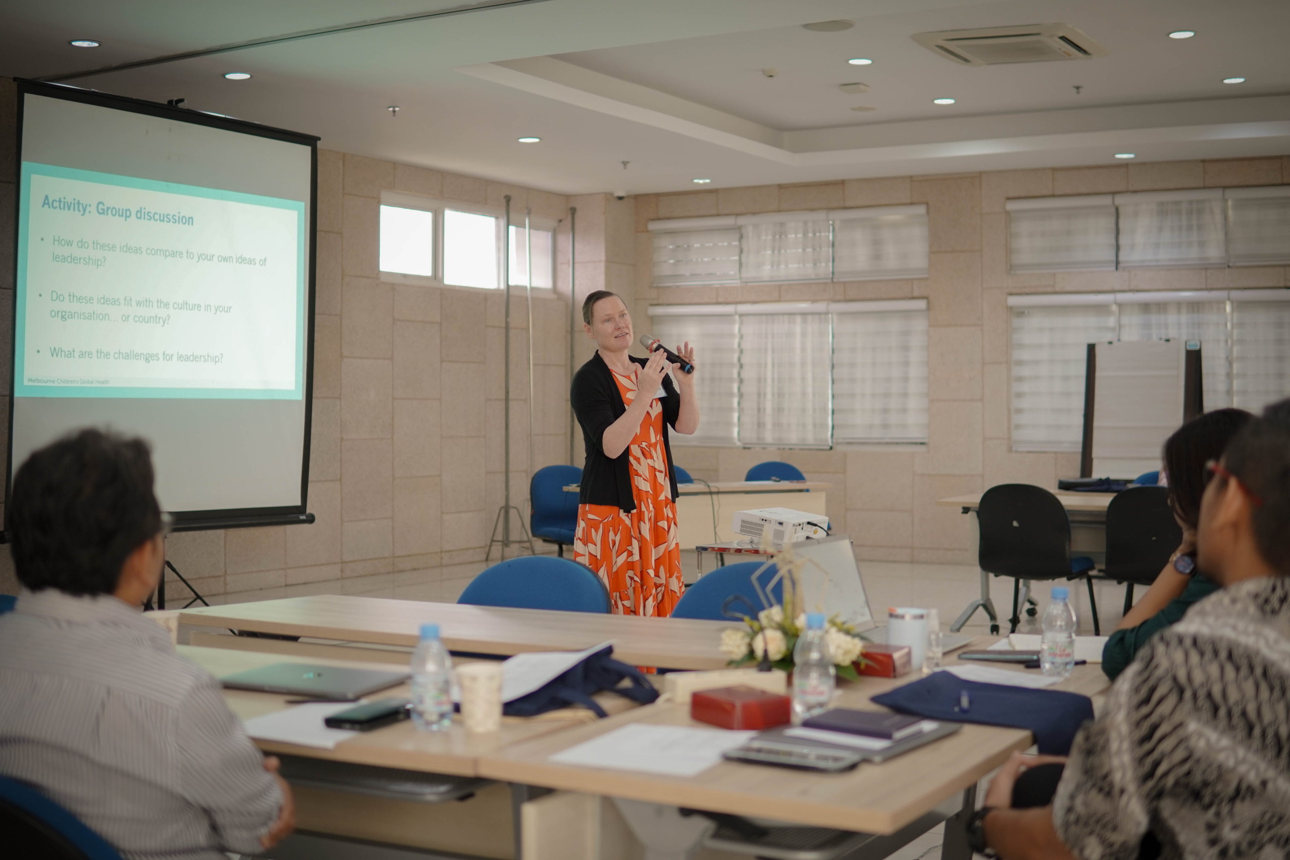 Prof. Amy Gray, MD, Ph.D menjelaskan tujuan dari kegiatan Course of Leadership for Learning Health System in Indonesia