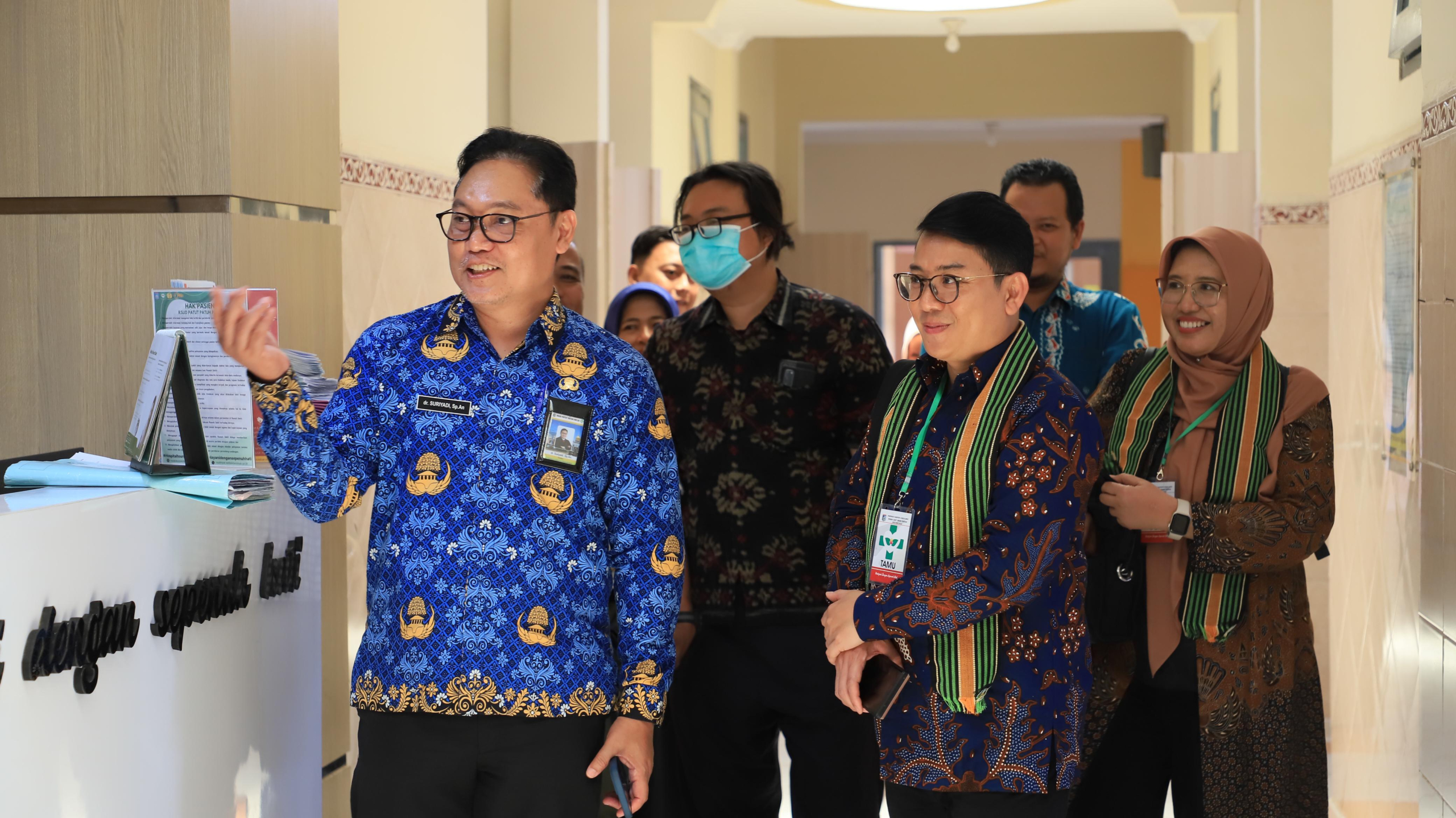 Peninjauan Fasilitas di RSUD Patut Patuh Patju bersama dr. H. Suriyadi, Sp.An selaku Direktur RSUD dan Jajaran Manajemen