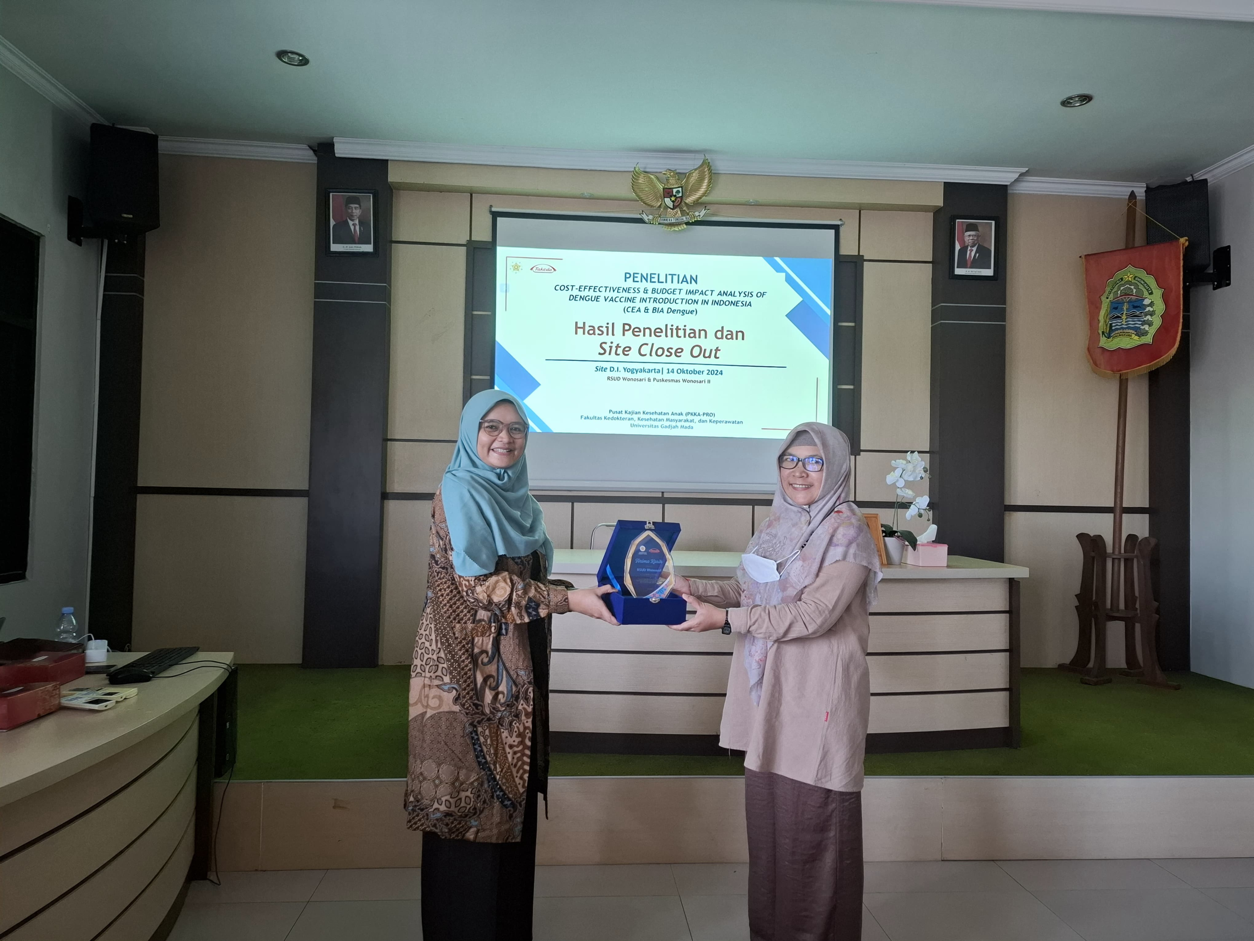 Penyerahan Plakat kepada dr. Rini Dwi Lestari, M.Sc., Sp.A sebagai Site Investigator RSUD Wonosaridr. Rini Dwi Lestari, M.Sc., Sp.A sebagai Site Investigator RSUD Wonosari