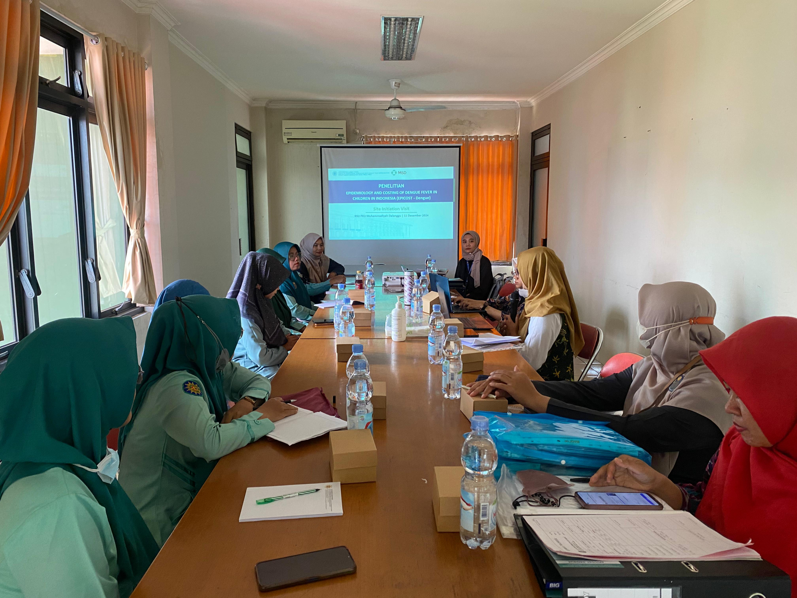 peserta kegiatan sesi foto bersama tim peneliti RSU PKU Muhammadiyah Delanggu