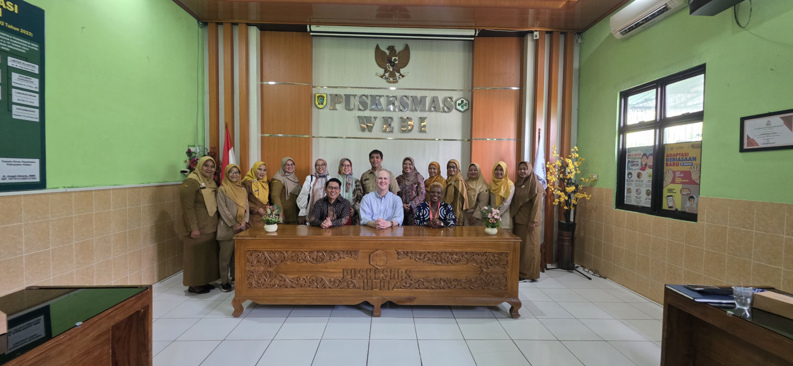 Sesi Foto Bersama Kunjungan ke Puskesmas Wedi