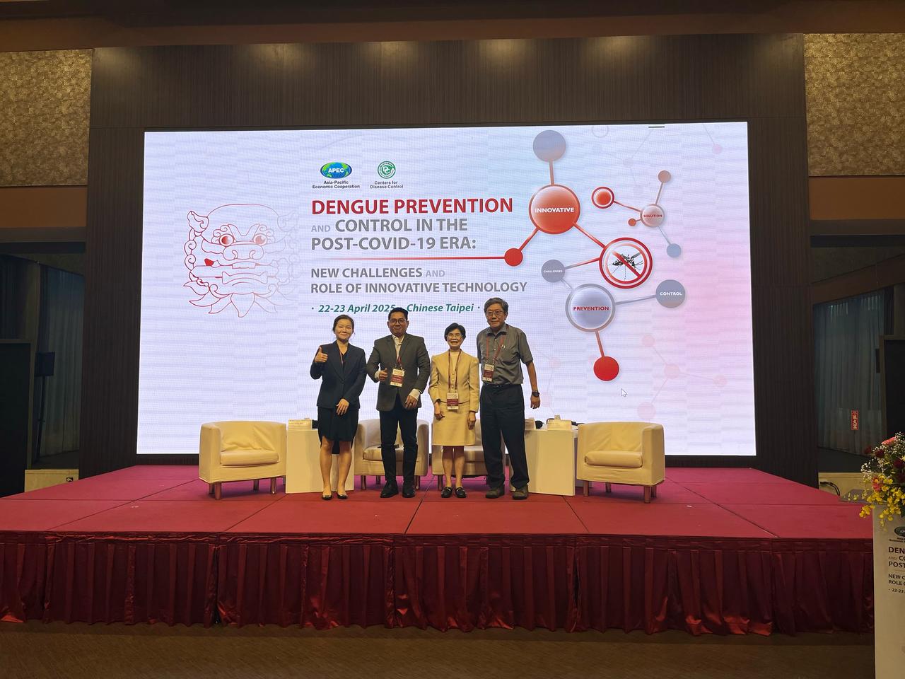 Sesi foto bersama Prof. dr. Jarir At Thobari, DPharm, Ph.D., dan Peserta Konferensi