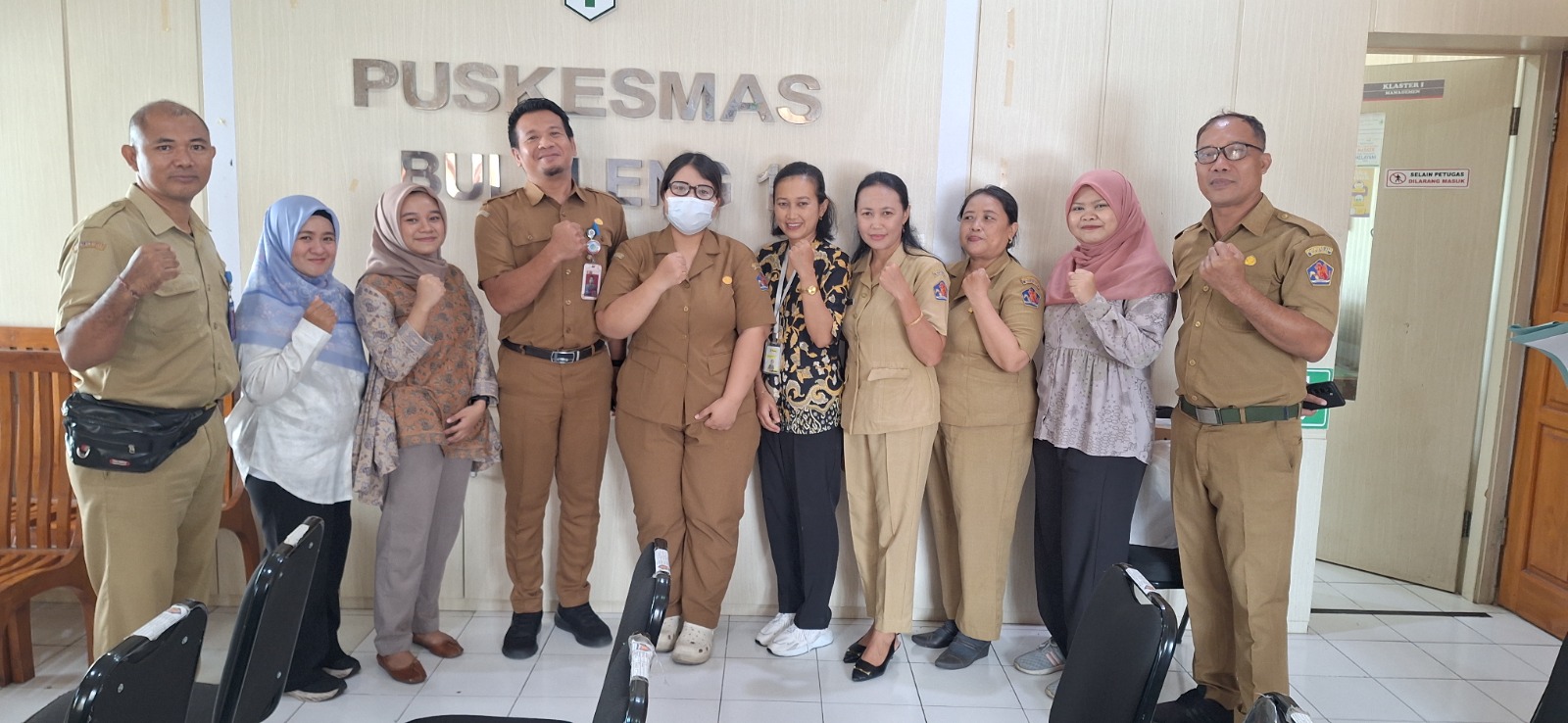 Sesi Foto Bersama Tim Peneliti Puskesmas Buleleng I
