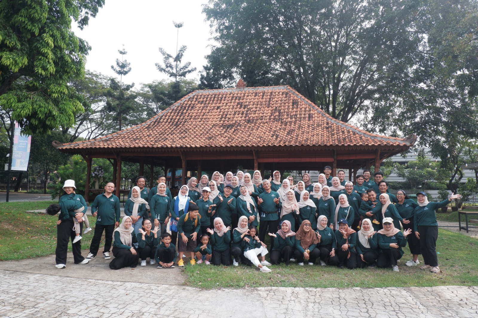 Sesi foto bersama setelah kegiatan Capacity Building di Halaman Navarasa Resto di kawasan TMII