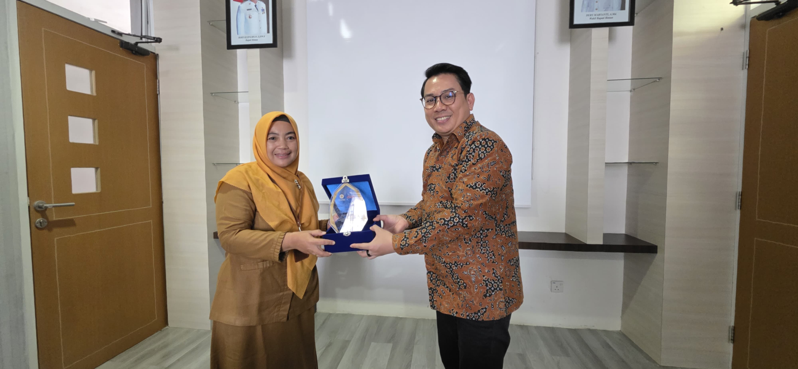 Sesi Penyeraha Sertifikat Oleh Prof. dr. Jarir At Thobari, DPharm, Ph.D., kepada Perwakilan Tim Peneliti RSUD Bintan.
