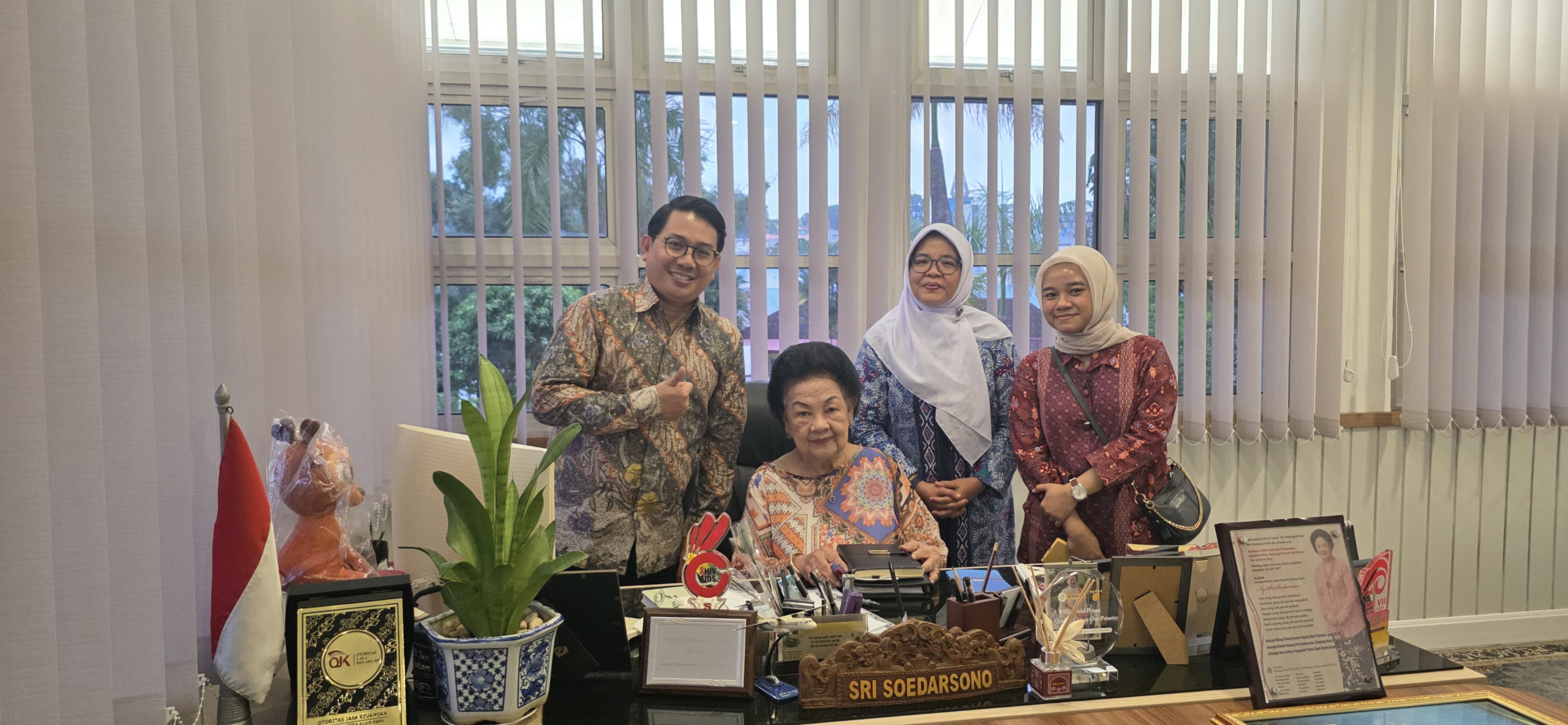 Sesi foto bersama Prof. dr. Jarir At Thobari, DPharm, Ph.D., dan  Peserta Konferensi