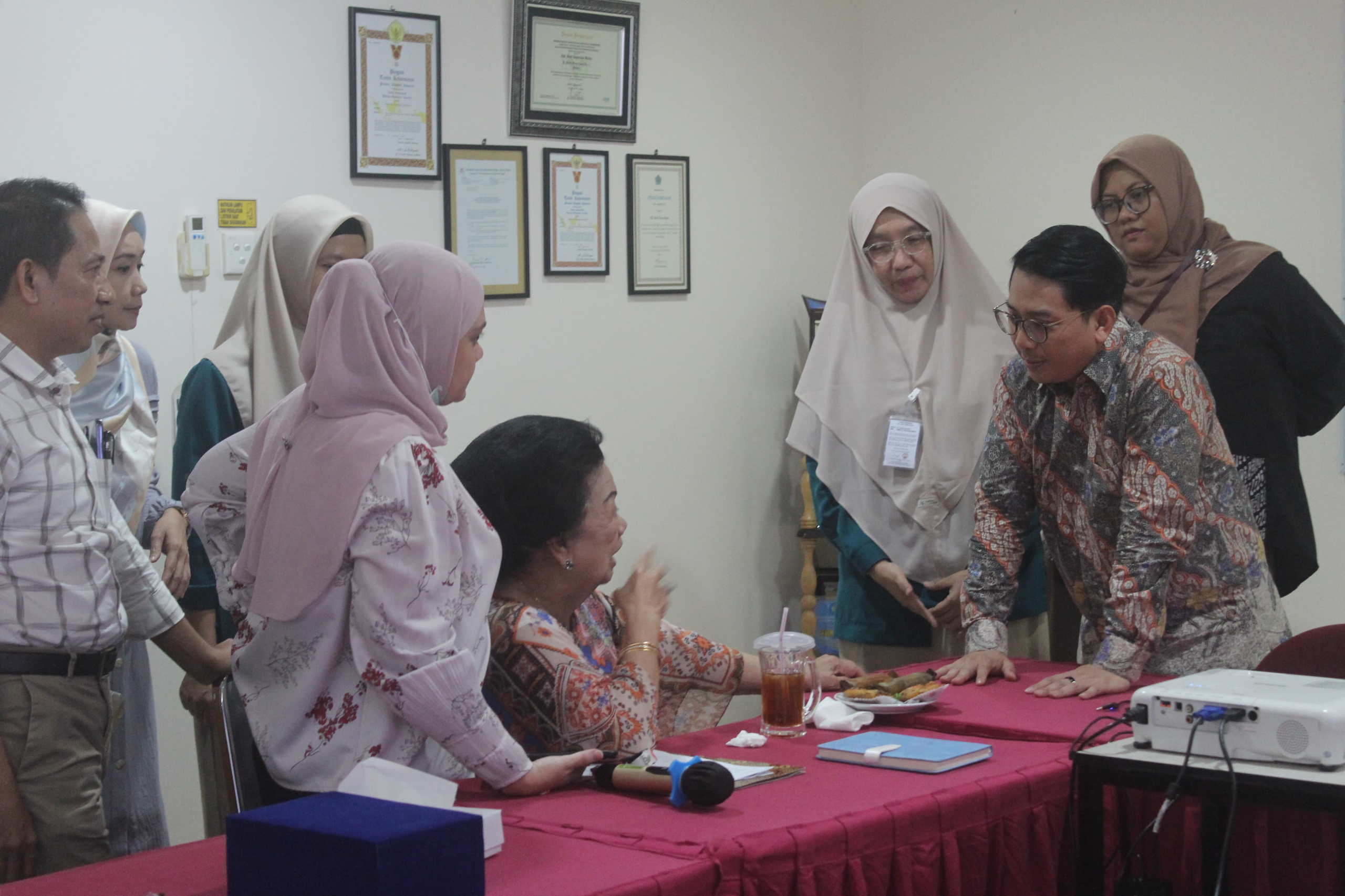 Sesi foto bersama Prof. dr. Jarir At Thobari, DPharm, Ph.D., dan  Peserta Konferensi
