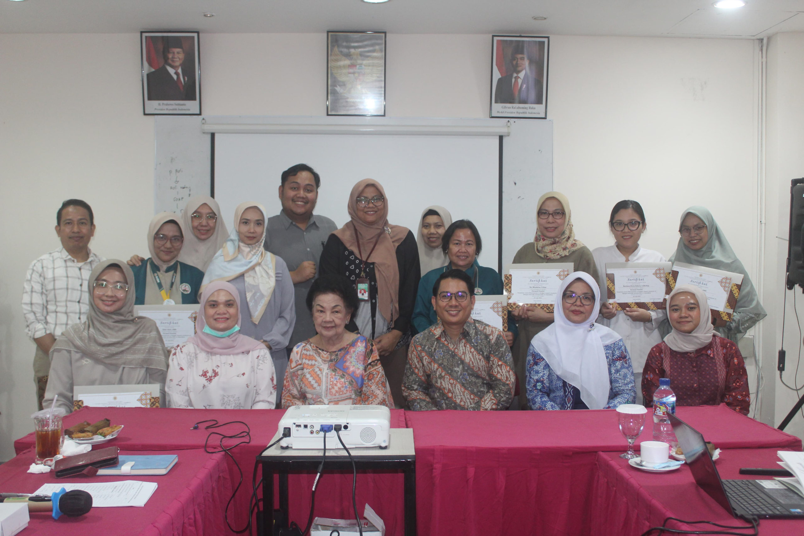 Sesi foto bersama Prof. dr. Jarir At Thobari, DPharm, Ph.D., dan  Peserta Konferensi