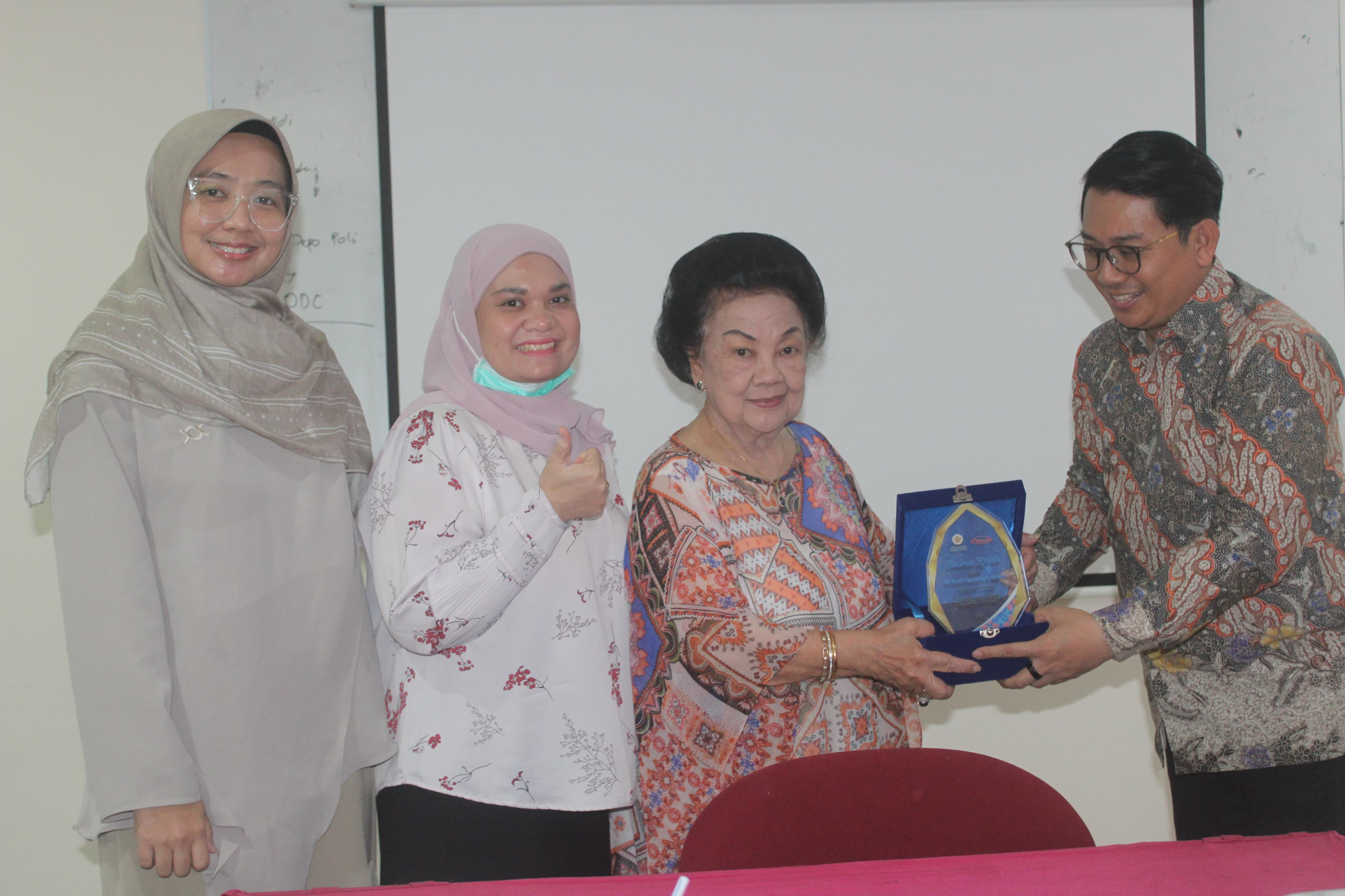 Sesi foto bersama Prof. dr. Jarir At Thobari, DPharm, Ph.D., dan  Peserta Konferensi