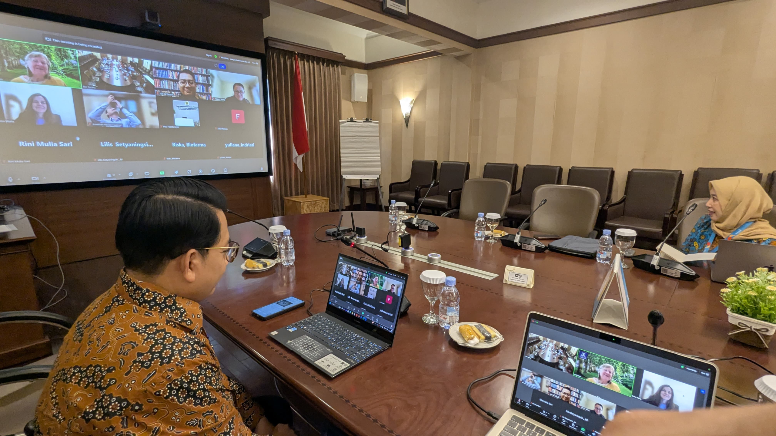 Sesi foto bersama Prof. dr. Jarir At Thobari, DPharm, Ph.D., dan  Peserta Konferensi