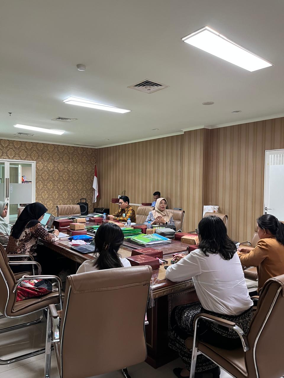 Sesi foto bersama Prof. dr. Jarir At Thobari, DPharm, Ph.D., dan  Peserta Konferensi