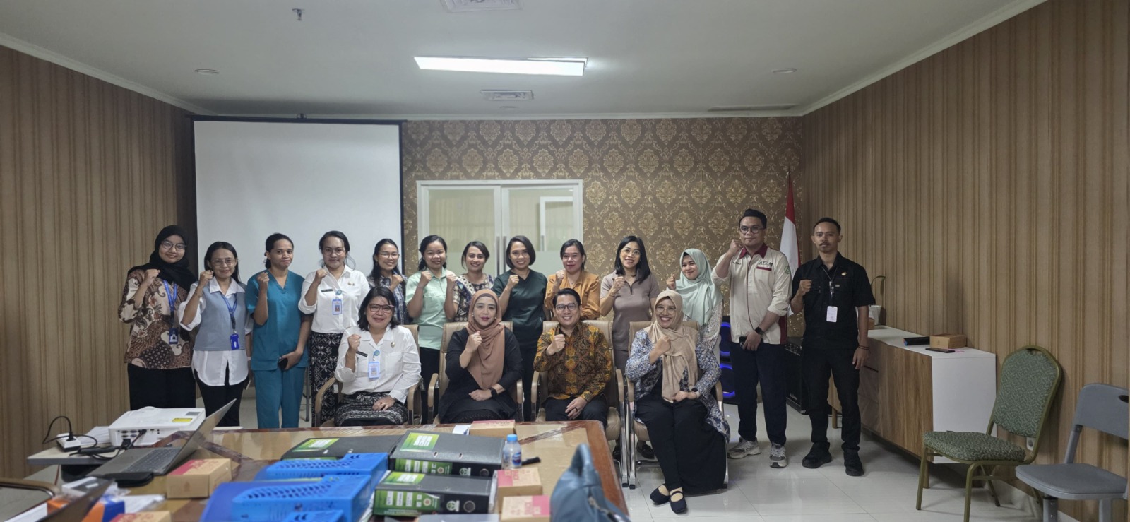 Sesi foto bersama Prof. dr. Jarir At Thobari, DPharm, Ph.D., dan  Peserta Konferensi