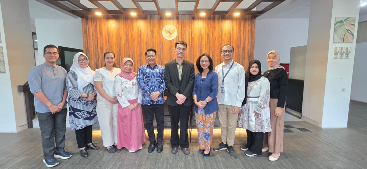 Sesi foto bersama Prof. dr. Jarir At Thobari, DPharm, Ph.D., dan  Peserta Konferensi