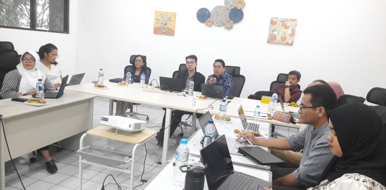 Sesi foto bersama Prof. dr. Jarir At Thobari, DPharm, Ph.D., dan  Peserta Konferensi