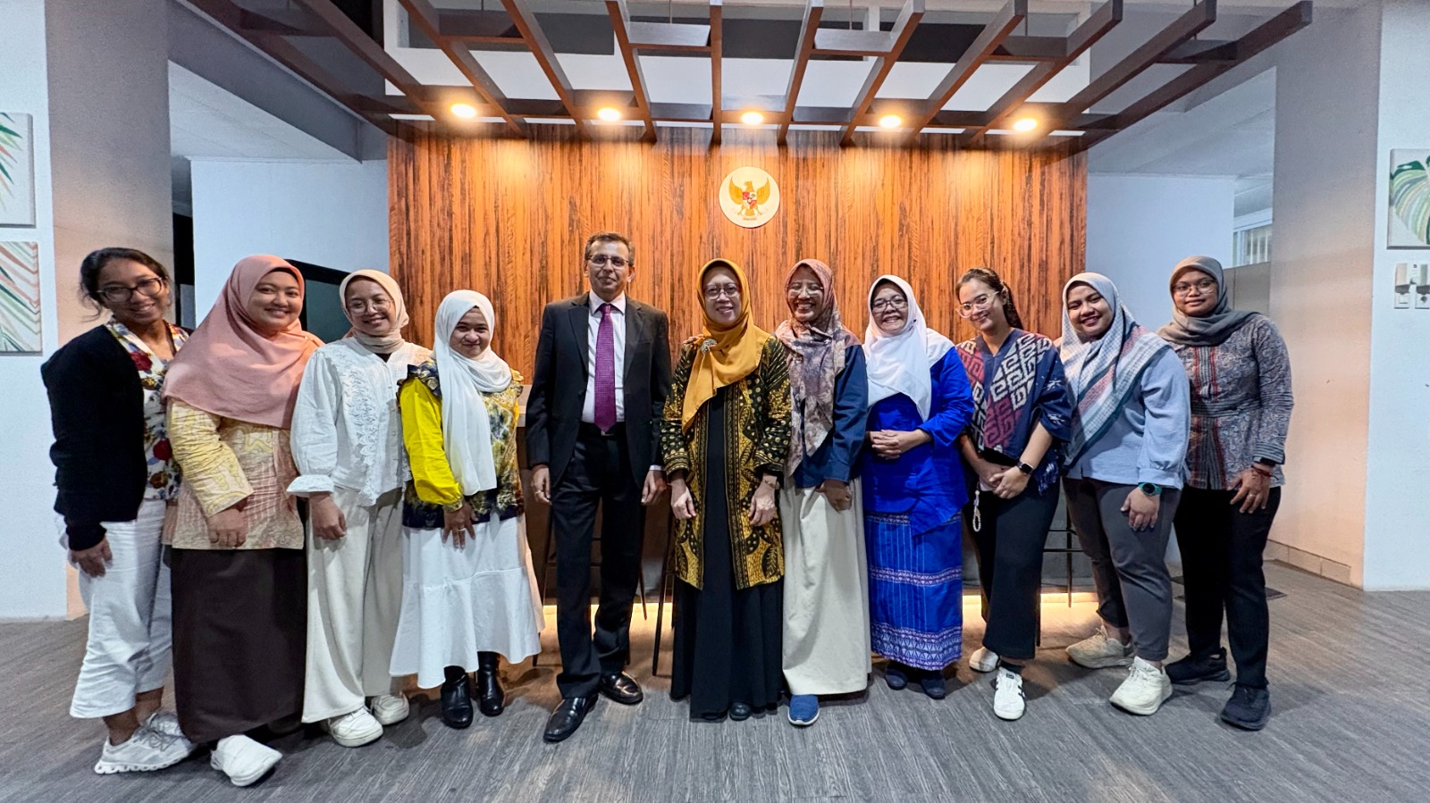 Sesi Foto Bersama Tim Auditor dan Tim UGM di Studi Corner Pusat Kedokteran Tropis.