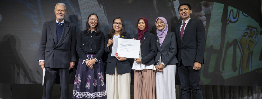 Foto Penyerahan Sertifikat Juara 2, bersama Jenö Staehelin (former Swiss Ambassador) (Geneva Challenge Committee)